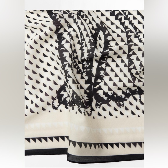 ZARA GEOMETRIC PRINT SCARF - Picture 3 of 8